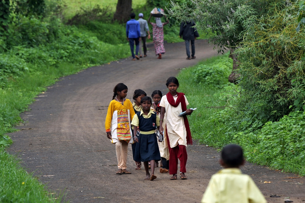 印度孩童徒步前往臨時教育中心上學。（湯森路透）